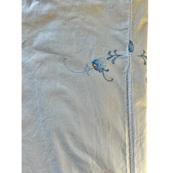 Embroidered Tablecloth With Blue Floral Cutwork Crocheted Inserts Vintage - Picture 10 of 11